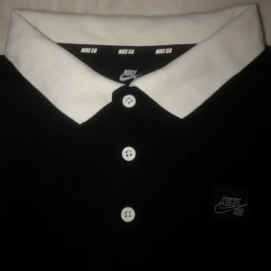 Nike piké  - Svart piké från nike, storlek L men skulle säga att den är mer som en M, frakt tillkommer 