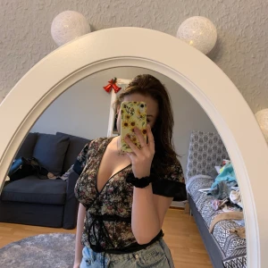 Vintage Jättegullig blus!  - Säljer denna supersöta blommiga blus som jag köpt på second hand då den inte riktigt var min stil🦋 Storlek M💫 Den har knyte i midjan så man kan spänna den efter sin egen midja! 