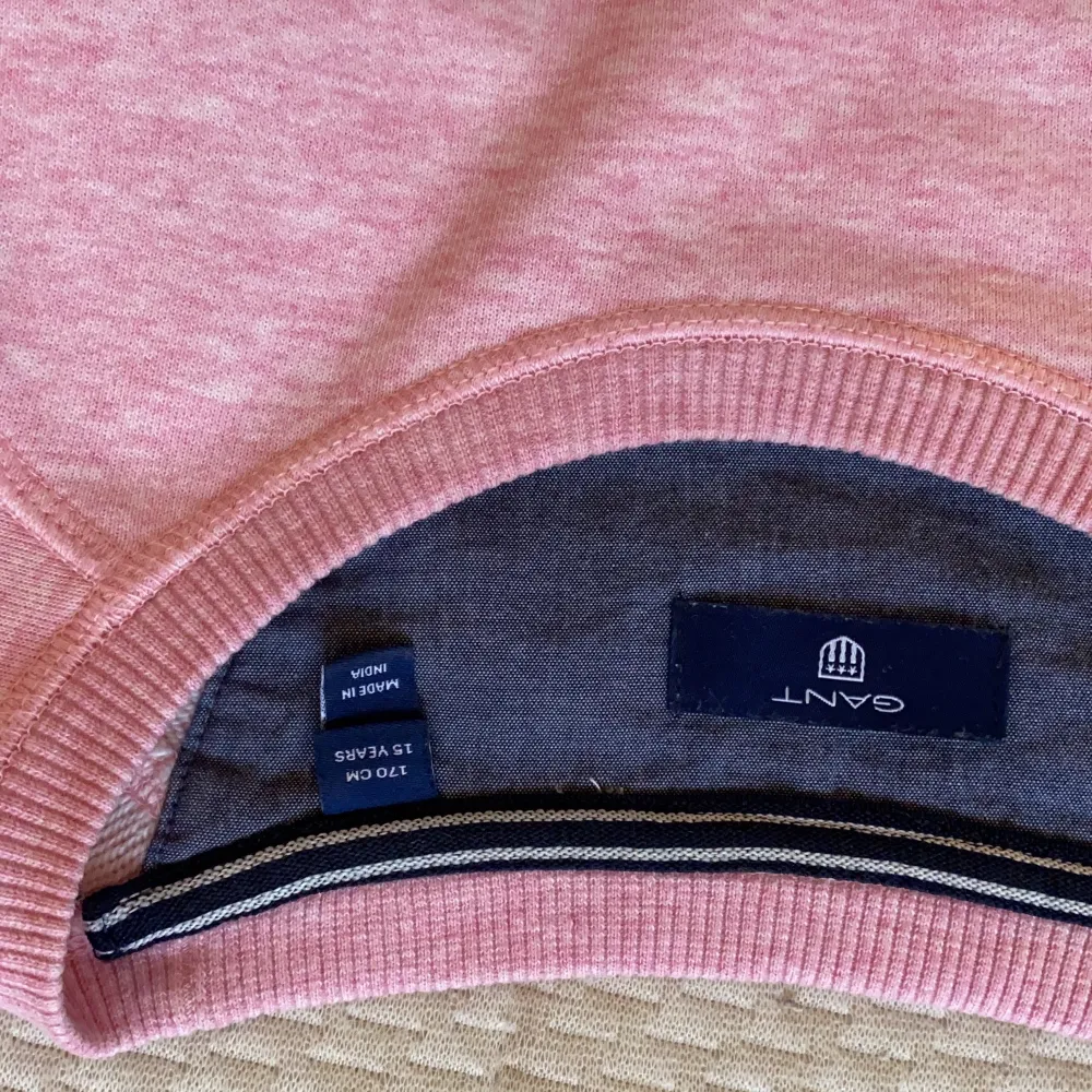 Jätte fin och skön rosa Gant sweatshirt. Passar bra till en tonåring. 170cm (15 years) köpt från gant butiken.. Tröjor & Koftor.