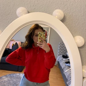 Hoodie från Monki!  - Säljer denna hoodie från Monki som jag köpte förra året men tyvärr inte använt! Lite croped och storlek S!💫 