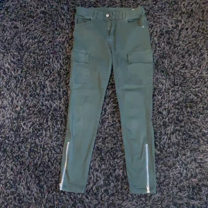 DRDENIM skinny jeans  - Storlek L. Använda dock inga täcken på det! 