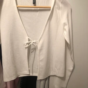 trendig kofta🤍 - koftan är från h&m! Aldrig använt🤍