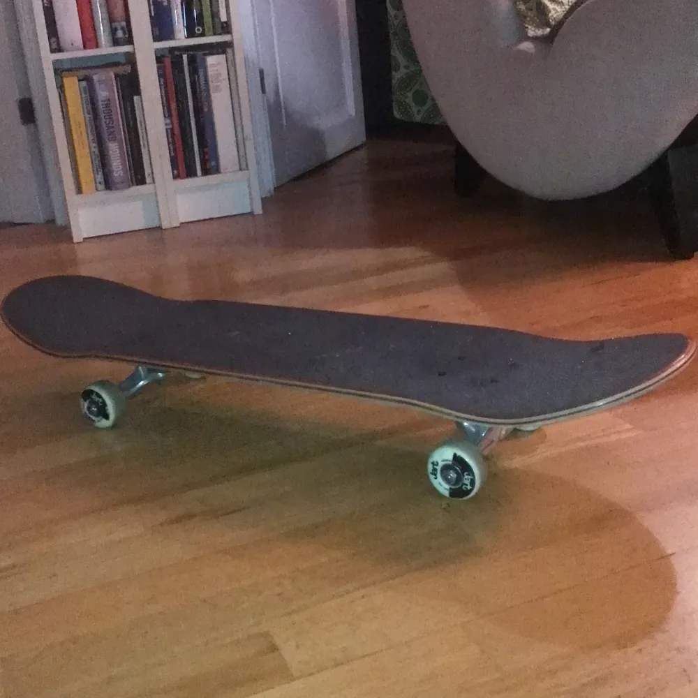 En oanvänd skateboard från Hollywood för 1000kr i storlek 7,75. Åkt med den ca 1 eller två gånger.. Övrigt.