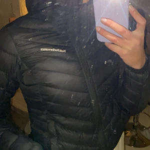 Jacka - En peakperformance svart jacka. Storlek S. Super fint skick och ser ut som ny. Frakt ingår ej i priset! Skriv om du är intresserad 