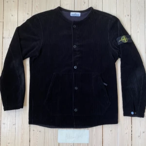 Stone island condroy jacket - Heej säljer denna jackan/overshirten som inte kommer till användning. Sparsamt använd, cond 8/10 inga flaws. Nypris 4500kr☔️ hör av er vid frågor