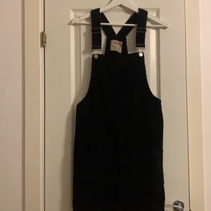 Sammet snickar klänning strl 38 - Knappt använd. Men extremt skön och stretchigt material. Storlek 38 