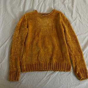 Stickad gul tröja - Senapsgul stickad långärmad tjock tröja i mjukt material. Använd fåtal gånger. Märket är Sincerely Loved. Storleken säger XS men skulle säga att det är en stor S. 