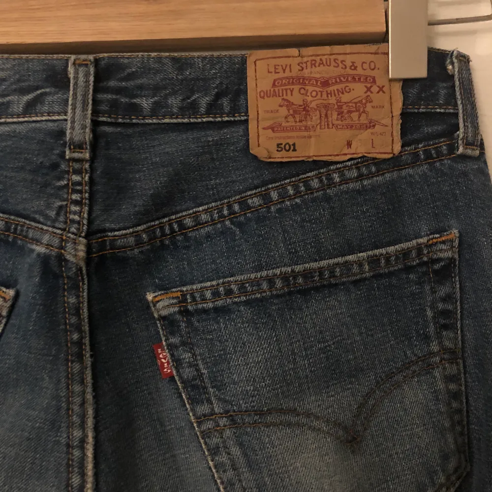 Jag säljer ett par så snygga Levis jeans i en lite mörkare färg. Dom är tyvärr förstora för mig så säljer av den anledningen. Köpta på arkivet. Högsta bud: 300kr. Jeans & Byxor.