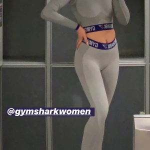 Gymshark set - Tröja xs, byxa xs, skön passform som passar mig som är s-storlek i vanliga fall. Använd endast två gånger. Köparen står för frakt. Pris kan diskuteras vid snabbt köp. 