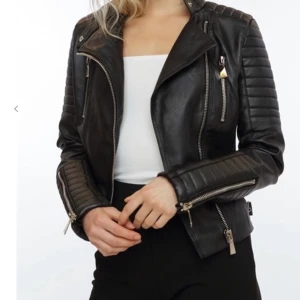 Chiquelle skinnjacka  - !!OANVÄND!!  Säljar super fint skinnjacka från Chiquelle i stl S ! Nypris 700kr. Helt Ny med lappar på.  Aldrig använda på grund av inte min stil längre. Kan skicka fler bilder. Kan Mötas upp i Malmö Söderkulla/ triangeln ! Köparn står för frakt ! Priset går att diskutera vid snabb affär. 