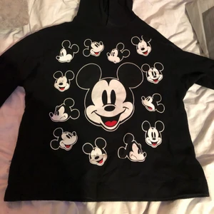 ZaraXDisney hoodie - super söt hoodie med mickey mouse på 🥺🥰 Strl M, använd några gånger men fint skick! 