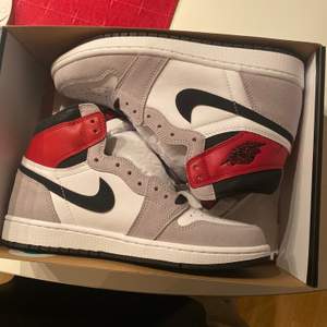 Säljer asss coola air jordan 1 high retro i smoke grey storlek 42, helt nya och ligger fortfarande i lådan