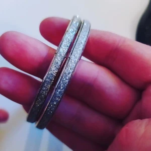 Glittriga armbandsringar 2st - Glittrar fint,passar till allt!
