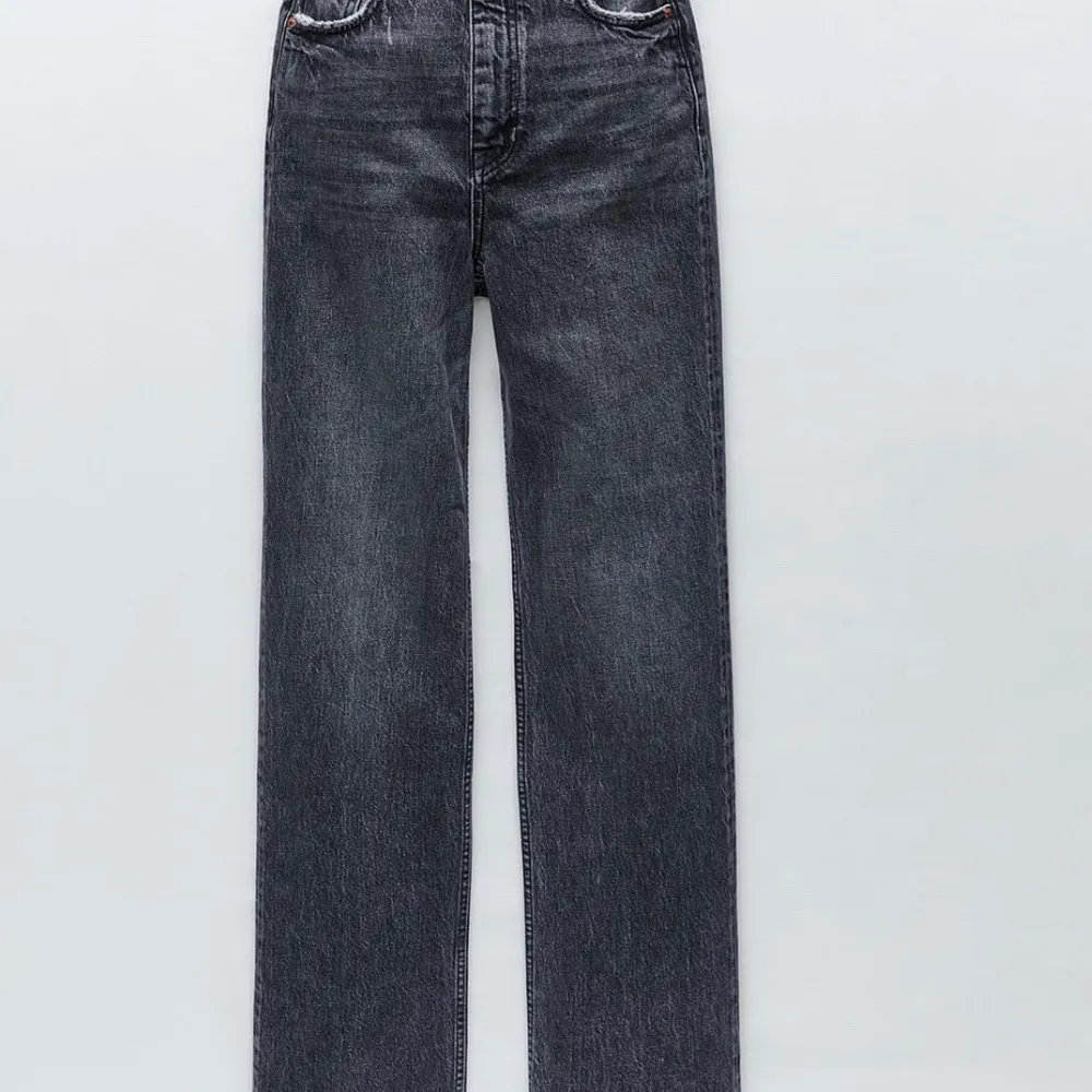 Säljer dessa snygga grå jeans från zara!🤩 Använda några få tals gånger och säljer för att jag har tröttnat på de! Köpte för 399kr och är klippta längst nere så de passar för de som är 170 💓. Jeans & Byxor.