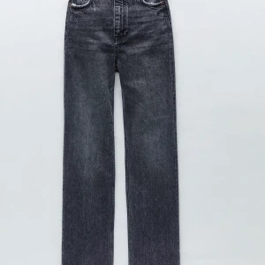 Zara jeans - Säljer dessa snygga grå jeans från zara!🤩 Använda några få tals gånger och säljer för att jag har tröttnat på de! Köpte för 399kr och är klippta längst nere så de passar för de som är 170 💓