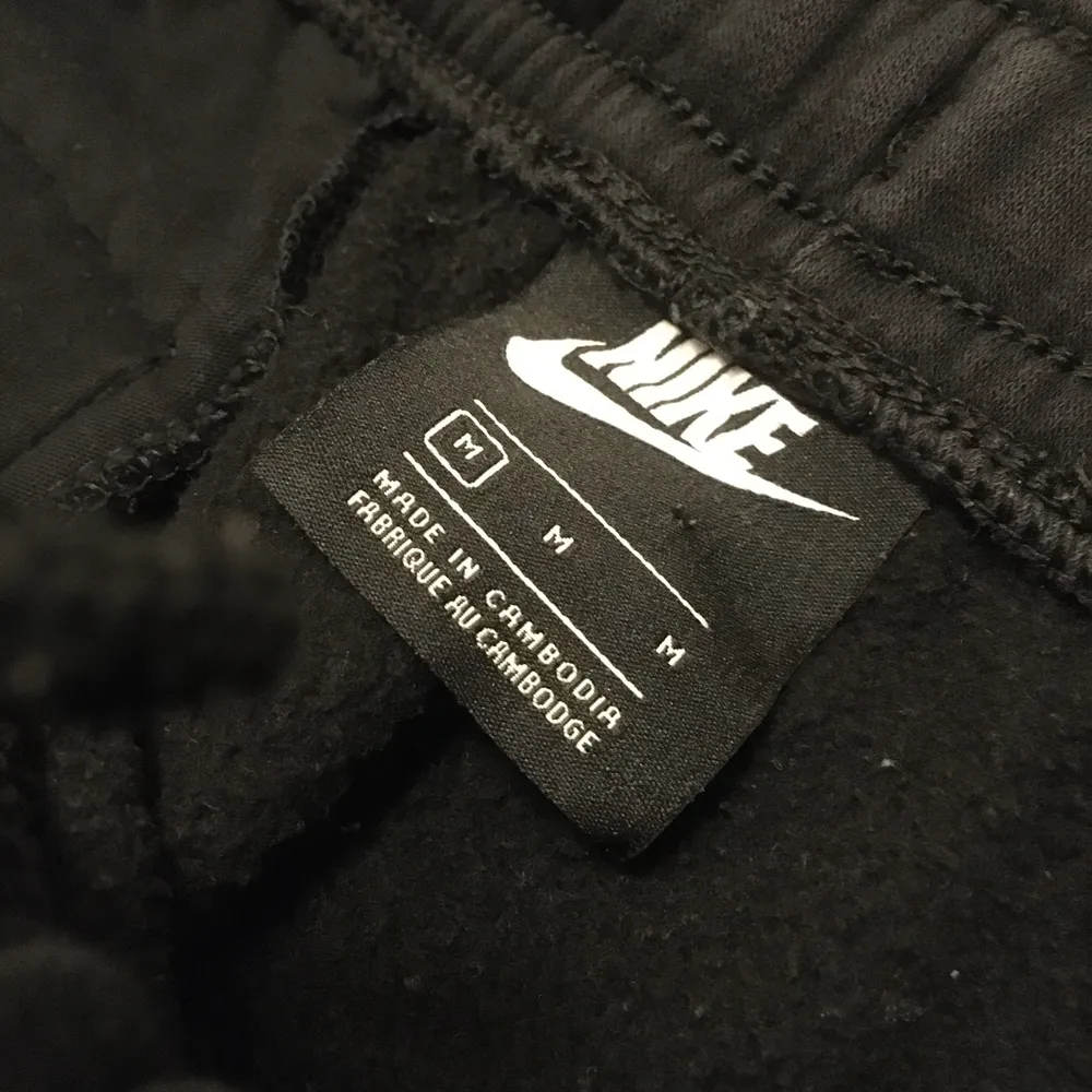Mjukisbyxor från Nike storlek M, köpte på intersport förra året. Fortfarande bra kvalité men eftersom att jag tvättat dom såpass många hänger så är dom inte lika mjuka som när dom var nya. Det finns en blekningsfläck och ett litet hål.. Jeans & Byxor.