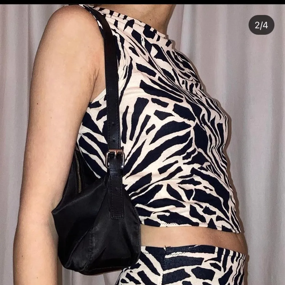 handsydd zebra topp sydd utav en begagnad klänning!🦓😍 (finns även en matchande kjol att köpa) modellen är en XS och är 165cm. Skjortor.