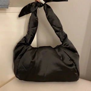 Väska från monki - Fin väska från monki, i nyskick. Möts upp i Göteborg, annars tillkommer frakt på 44 kr :)