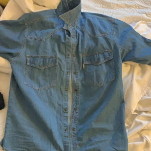 Jeans Jacka!! - Säljer denna superfina jeans jacka ifrån Humana! Säljer pågrund av ingen användning. Aldrig använt då prislappen ochså är kvar! Köpt för 250kr.                         BUDA I KOMMENTERANA. Startbud 100kr ELLER Köp direkt för 210kr ink frakt💕 OVERSIZE