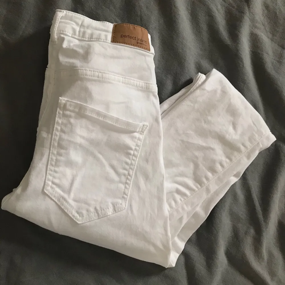 Säljer mina vita Molly jeans från Gina Tricot.        Dem är i strl XS med jätte fin passform och är i bra skick! Köparen står självklart för frakten. Jeans & Byxor.