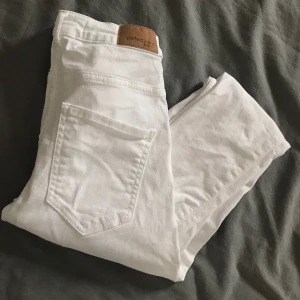Vita Molly Jeans Stretch - Säljer mina vita Molly jeans från Gina Tricot.        Dem är i strl XS med jätte fin passform och är i bra skick! Köparen står självklart för frakten