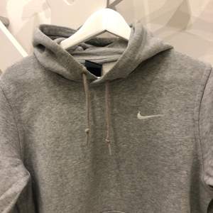 Super snygg grå hoodie från Nike, mycket fint skick! Stl. S. Köpare står för frakten. 