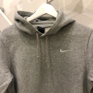 NIKE grå hoodie  - Super snygg grå hoodie från Nike, mycket fint skick! Stl. S. Köpare står för frakten. 