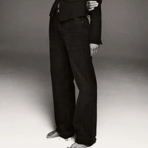 Zaras wide leg full lenght - Snygga och populära jeans från zara! Nästan helt slutsålda på hemsidan. Dock så har jag klippt lite i dem själv och även gjort en liten slit på benet så jeansen passar någon som är runt 160 cm skulle jag säga 🥰 Endast använde en gång så de är i väldigt bra skick!