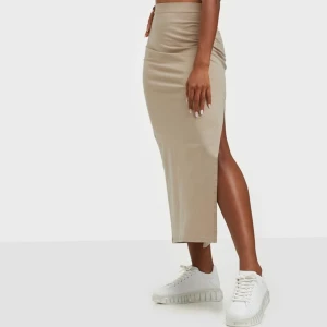 Nelly kjol i strl S - Helt oanvänd, säljer för att den var för stor för mig då materialet är ganska stretchigt. Perfekt för sommar!✨