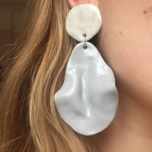 Shellbabies örhängen - Asfeta örhängen gjorda och köpta av @shellbabiesby_olivia på instagram i modellen Curvy catrina (orginalpris 210kr)!🧜🏼‍♀️ Bild 2 är från hennes ig. Världens finaste detalj till outfiten, i krämblått och skimmervitt. 🐚Frakten ingår!