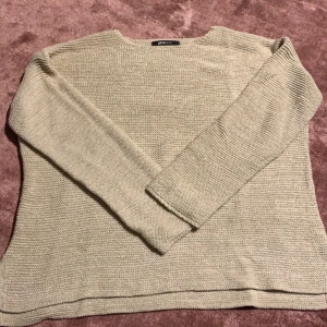 Stickad tröja beige  - Boxig passform, skön lätt stickad tröja 