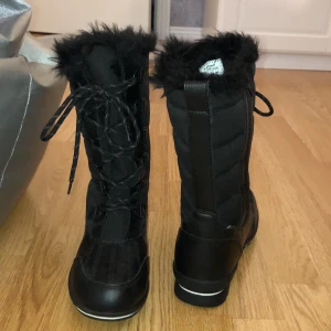 Vinterskor - Ett par svarta vinterskor från stadium från märket Everest i ny skick som aldrig är använda. Storlek 36🌸 (Frakten ingår i priset❤️ Nypris ca 500kr. Fodrade inuti 