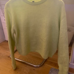 Stickad tröja  - Lime grön tröja. På bilden syns färgen inte så bra.      Storlek XS