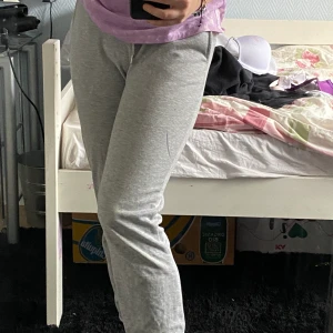 Mjukisar - Ett par mjukisbyxor som inte passar längre🤍 dem är väl använda men är inte trasiga på något sätt❣️ strl S men skulle säga passar XS eller till och med XXS