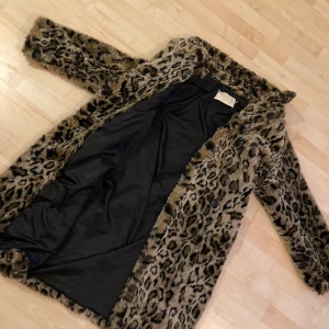 Leopardmönstrad fuskpälskappa - Motvilligt (student) säljer jag min fina leopardmönstrade fuskpälskappa i storlek S. Den är i fint skick och köptes förra vintern på Zara. Den är lång (jag är 160cm och den går nästan ner till anklarna på mej) superskön och varm. Nypris 1300kr, mitt pris 700kr. Pris kan diskuteras vid snabb affär. Frakt ingår i priset, kan även mötas omkring hökarängen.