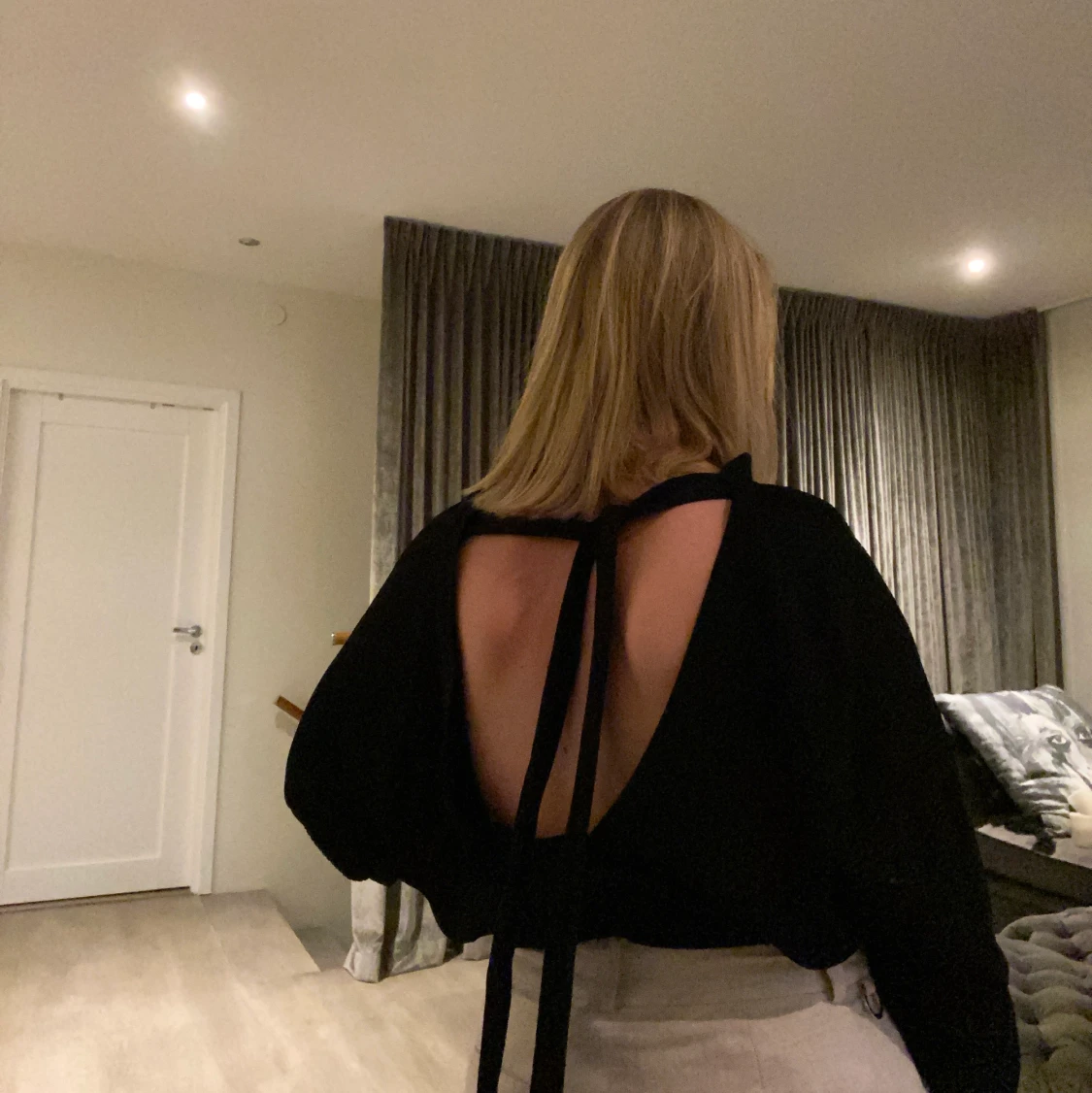 SVART FIN TRÖJA MED ÖPPEN RYGG - 91