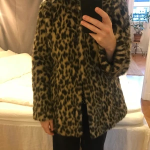 Fuskpäls Leopard jacka Strl S  - Zoul Fuskpäls - Strl: 36 Material: 97% polyester, 3% elastan Skick: Mycket fint skick   
