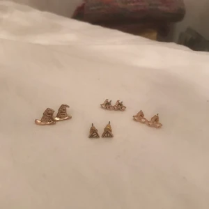 Harry Potter örhängen - 6 par Harry Potter-örhängen🥺 Mycket fint skick. 95 kr för alla💓