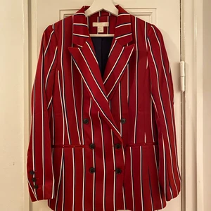 H&M kavaj och shorts/ kostym - H&M blazer and shorts. Blazer in size 34, shorts in size 36. Very good condition. No signs of use. Jacket or shorts can be sell separately. 