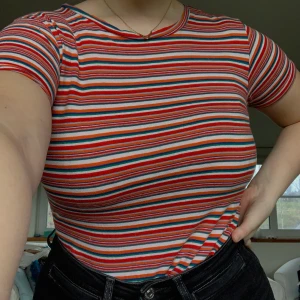 Randig T-shirt från Pull&Bear - Jätteskön och fin T-shirt från Pull&Bear! Använd fåtal gånger och frakten ingår, säljs för att den inte kommer till användning 💞💞