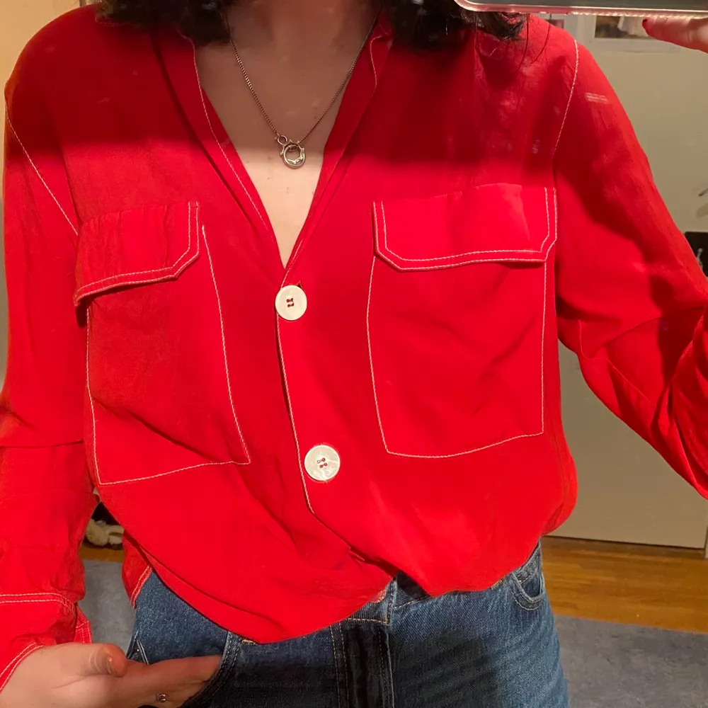 Fin röd skjorta från Zara med vita sömmar. Otroligt skönt material och den har en fin slap passform.. Frakt ingår inte i priset✨. Skjortor.
