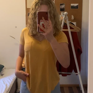 Gul t-shirt   - Super fin gul t-shirt från hollister,ficka på bröstet, tunt tyg men inte genomskinlig. Säljs pga inte kommer till användning. Frakt ingår 