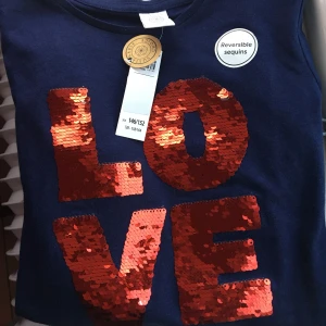 Lindex tröja, storlek: 164/152 - Marinblå tröja från Lindex, med vändbara paljetter (rött eller silver). Storlek: 164/152. Pris: 70. Frakt ingår inte i priset. Först till kvarn💞 