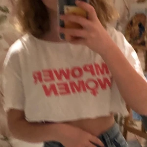 Vit t-shirt  - Sngg vit tröja med rosa text på🥰🤩 säljer pga har två (har inte klippt den själv) 