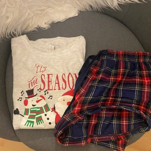 Julpyjamas set strl XS - Säljer detta jättegulliga pyjamasset. Nästan oanvänd och säljer för shortsen var en aning små. Både tröjan och shortsen är i XS. Köparen står för frakt 💕💕