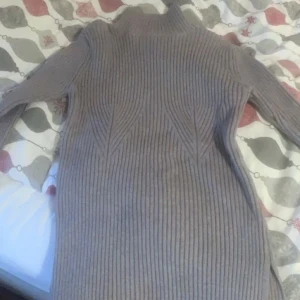 Polotröja från Na-kd - Knappt använd polotröja köpt denna höst, den har slits på bägge sider, har även den i svart för er som är intresserade.  Hör av vid intresse 