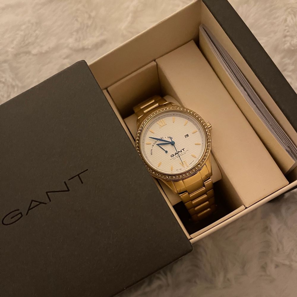 Säljer min fina Gant klocka i färgen guld. Originalförpackning, garantibok m.m medföljer. Nypris: 2499kr. Kan gå ner i pris vid snabbaffär!! 🌸. Accessoarer.