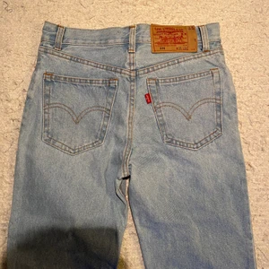 Levi’s 501 W28 L36 - Otroligt fina och smickrande på. Nästan helt oanvända och svåra att hitta i denna färg och storlek. Budningen sker i kommentarerna.  OBS dom sitter alldeles för tight på mig då dom är för små, så egentligen är det en rakare fit. Mått tvärs över framsidan av midjan (36cm), rise (27cm), insidan av benet (83cm) och tvärs över höfterna (47cm). Bud över 499kr. 
