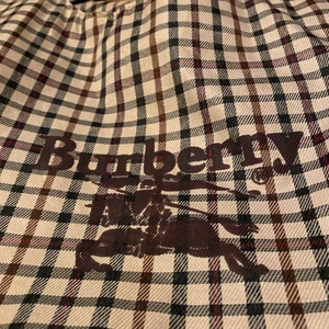 Burbery Väska! - Super fin väska med burbey motiv på, kan inte säga säkert att den är äkta för köptes från humana! Men i topp skick då jag aldrig använt den och den var bra skick när jag köpte den! Stor och rymlig!