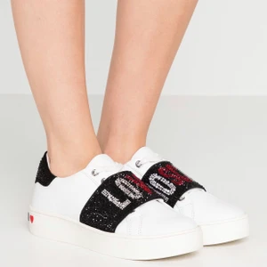 Moschino skor - BUDA I KOMMENTARERNA💓nypris: 2000kr  jag funderar på att sälja mina moschino skor som knappt är använda då de inte är min stil längre ! Hur snygga som helst!⚡️säljer vid ett bra bud! BUD: 800